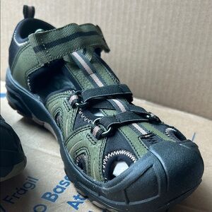 NIB Merrell Hydro olive camo Boys 13